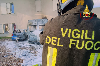 Tavullia - Incendio distrugge due auto parcheggiate